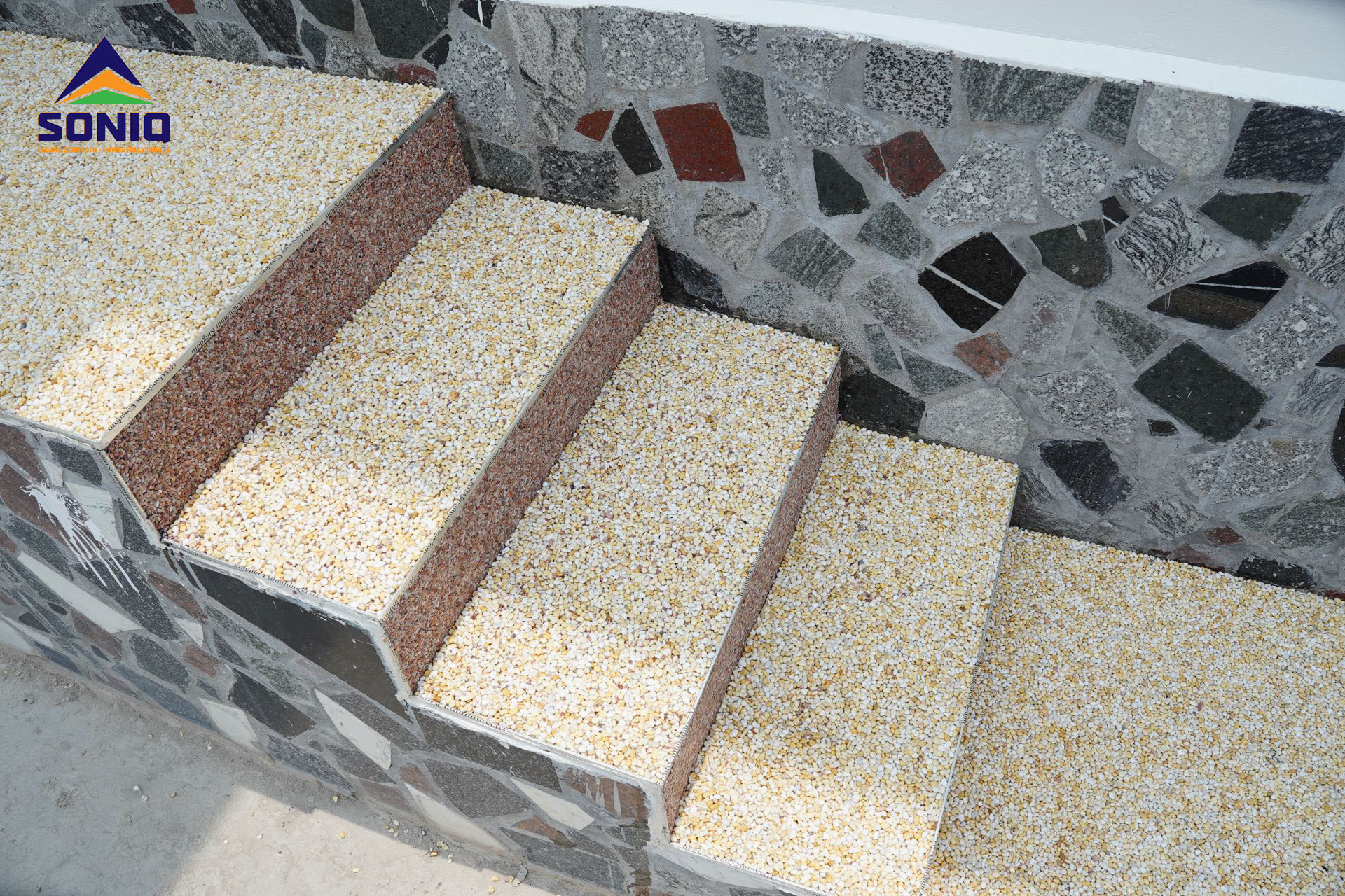 thi công sàn sỏi với keo Soniq